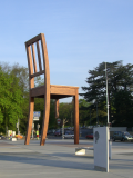国連欧州本部前広場の壊れた椅子